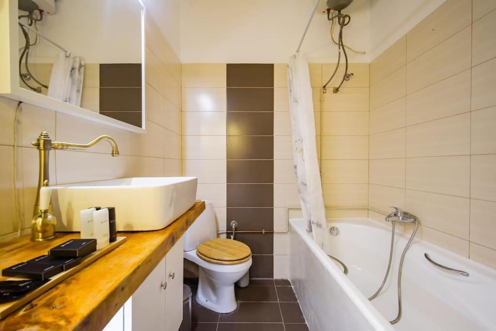 Emporikon Apartment Steps From Historic Center Athena Bagian luar foto