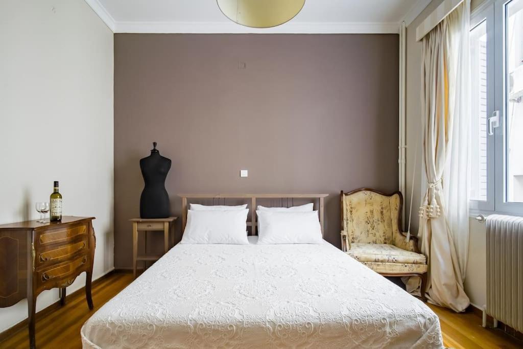 Emporikon Apartment Steps From Historic Center Athena Bagian luar foto