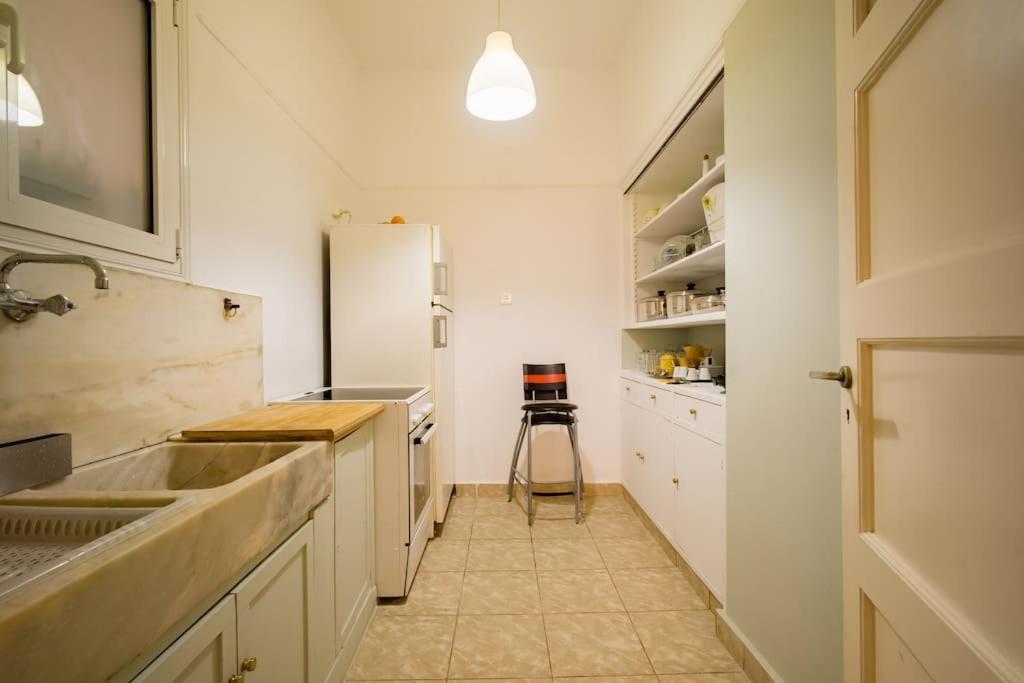 Emporikon Apartment Steps From Historic Center Athena Bagian luar foto