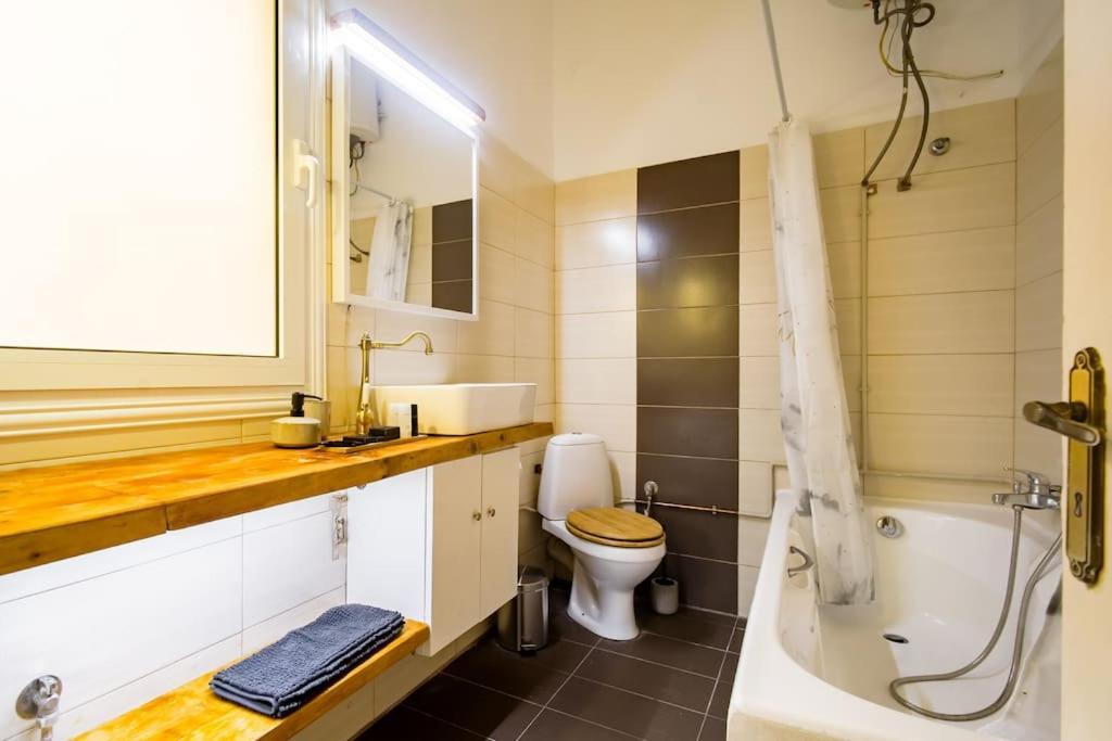 Emporikon Apartment Steps From Historic Center Athena Bagian luar foto