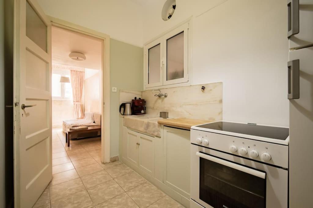 Emporikon Apartment Steps From Historic Center Athena Bagian luar foto