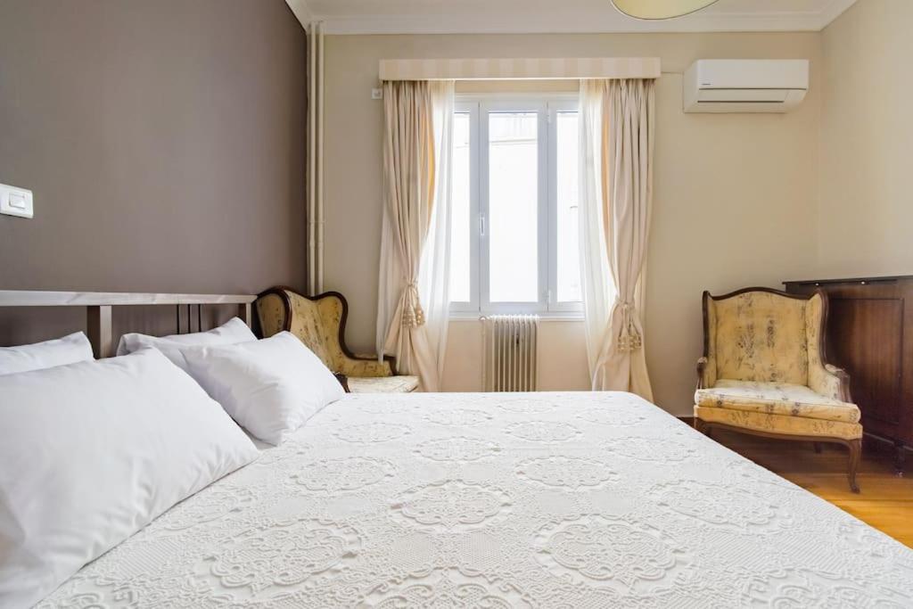 Emporikon Apartment Steps From Historic Center Athena Bagian luar foto